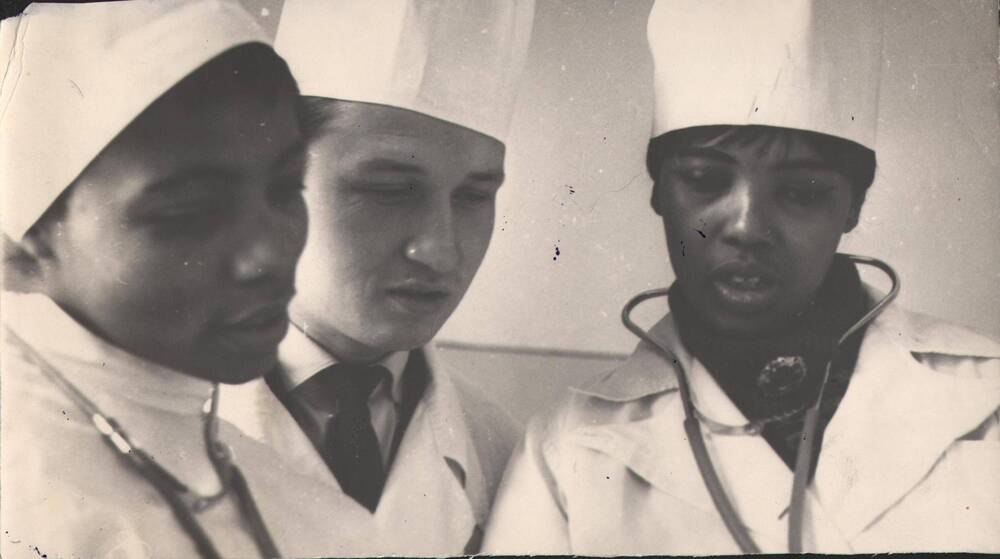 Фото.
Студенты ВГМИ: Хильда Монахади (Лесото), Георгий Никитин и Элизабет Чиче (Лесото). 1970-е гг.