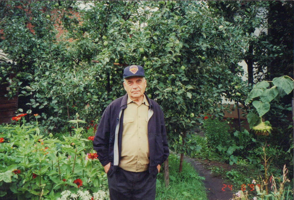 Фотография. Каравичев Василий Федорович в своем саду 