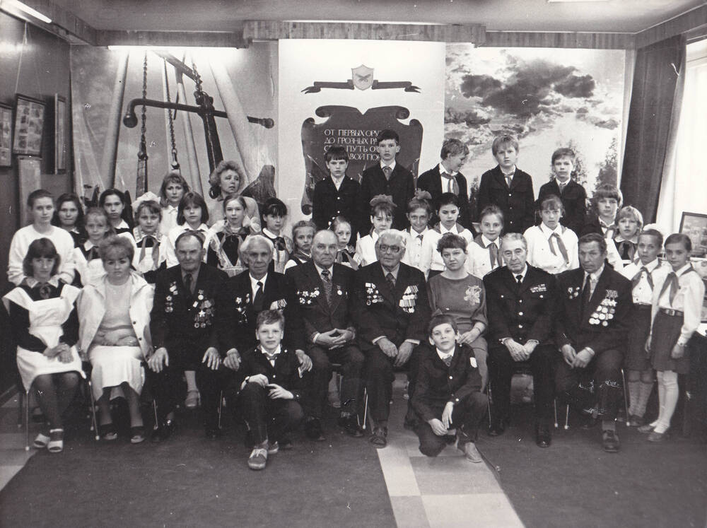 Групповое фото ветеранов 5 ОБМП и школьников в музее боевой славы школы №5