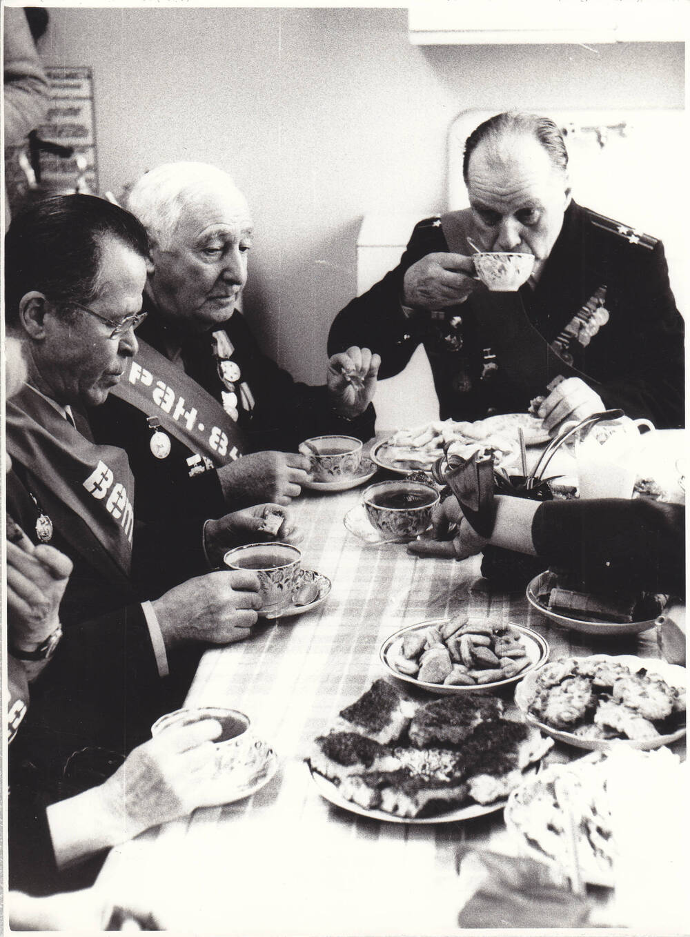 Фото чаепития ветеранов Ораниенбаумского плацдарма в школьном музее. В центре Сагалович Михаил Львович.