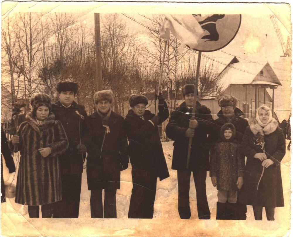 Горев Валерий Степанович в очках с семьей и друзьями на праздничной демонстрации в честь Великой Октябрьской революции 7 ноября.