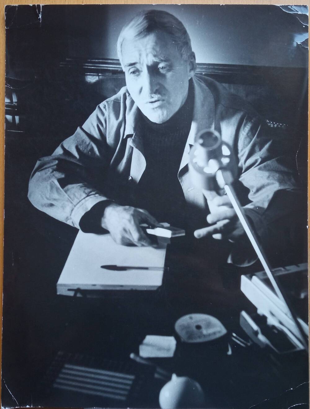 Фотография  « Константин Михайлович Симонов   советский писатель в кабинете за письменным столом»
