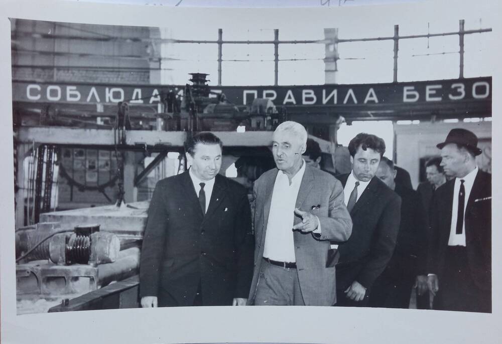 Фотография Симонов Константин Михайлович на заводе с руководством Гулькевичского района