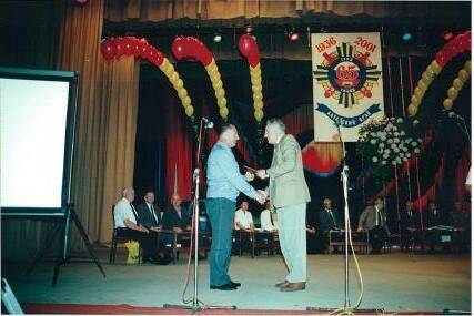 Фото цветное. Мероприятие, посвященное 65-летию ГИБДД. Вручение наград на сцене. Город Барнаул. 3 июля 2001 года