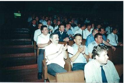 Фото цветное. Участники торжественного мероприятия, посвященного 65-летию ГИБДД в зрительном зале. Город Барнаул. 2001 год