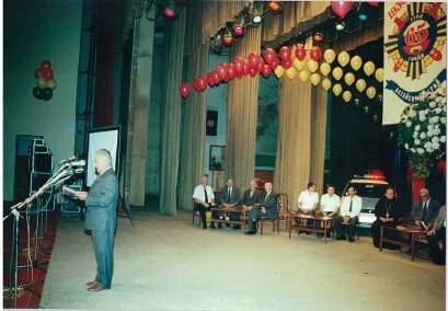 Фото цветное. Торжественное мероприятие, посвященное 65-летию ГИБДД. Выступление участника мероприятия на сцене перед микрофоном. Город Барнаул. 2001 год