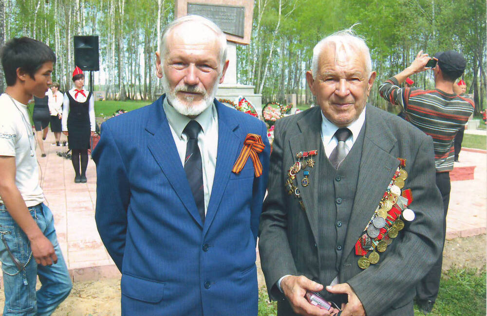Поэт В.В.Федин и ветеран войны Сапелкин В.Г. на Кривцовском мемориале.