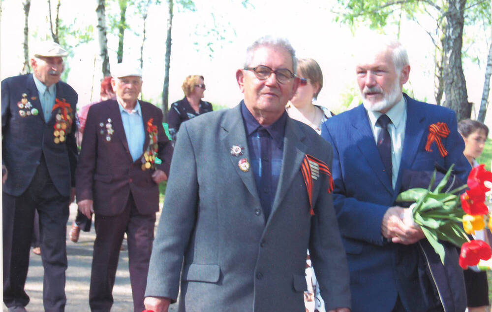 Поэт В.В.Федин с ветеранами войны на Кривцовском мемориале.