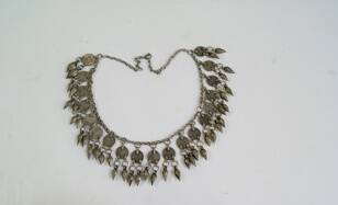Ожерелье из монет и штампованных листиков