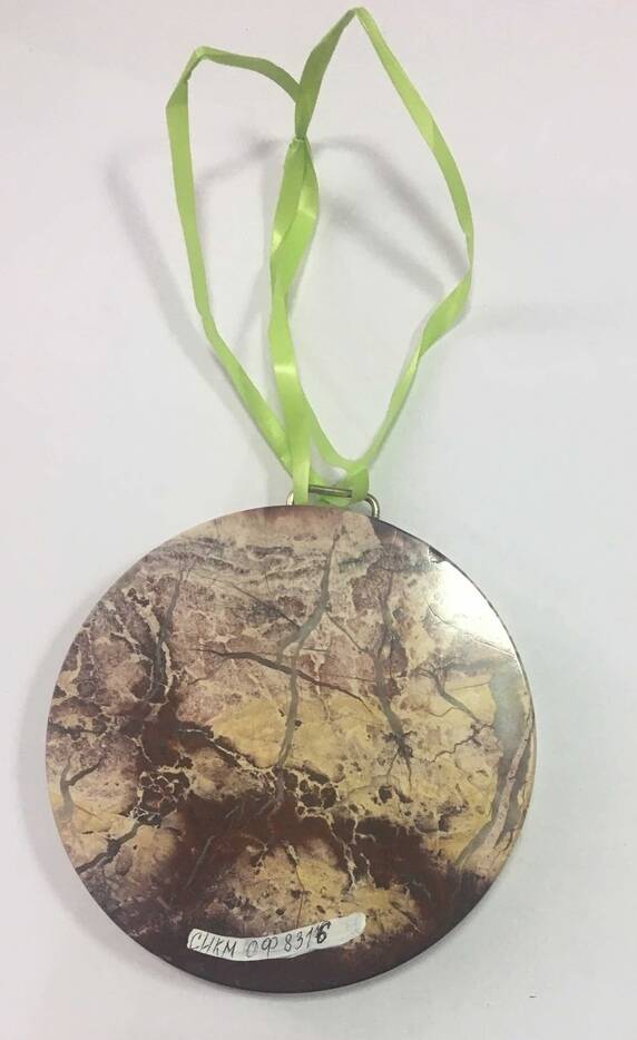 Медаль круглая, изготовлена из яшмы
