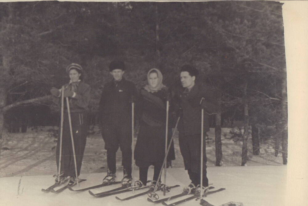 Фотография. Каравичев Василий Федорович на лыжной прогулке 