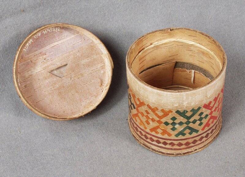 Коробка из пихтовой коры орнаментированная с крышкой