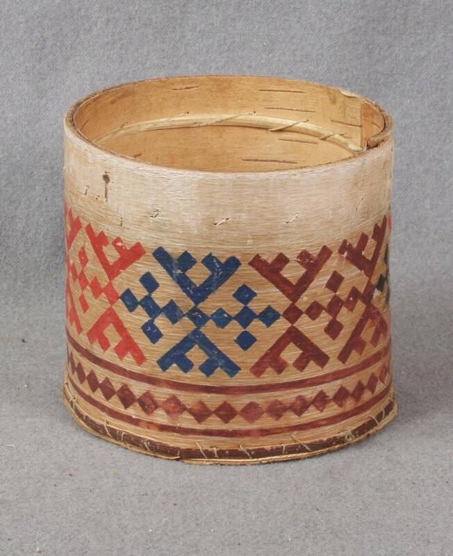 Коробка из пихтовой коры орнаментированная с крышкой