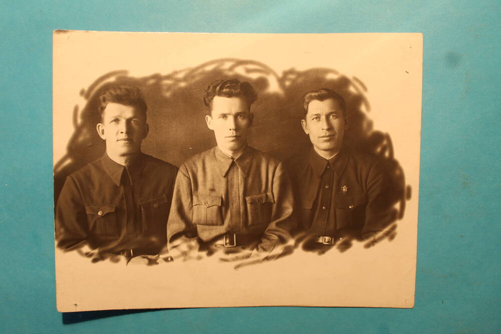 Фото ч-б. Сидят трое мужчин,край слева Тумысов Василий Никитич.