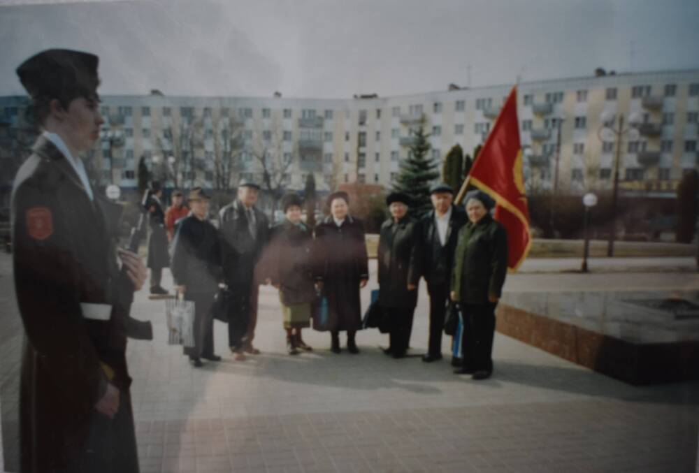 Фотография. Пост у памятника  бывшим малолетним узникам. Г. Калуга