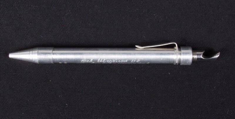 Ручка шариковая с приспособлением для открывания бутылок и ножом, изготовленная из детектора радиационного излучения.