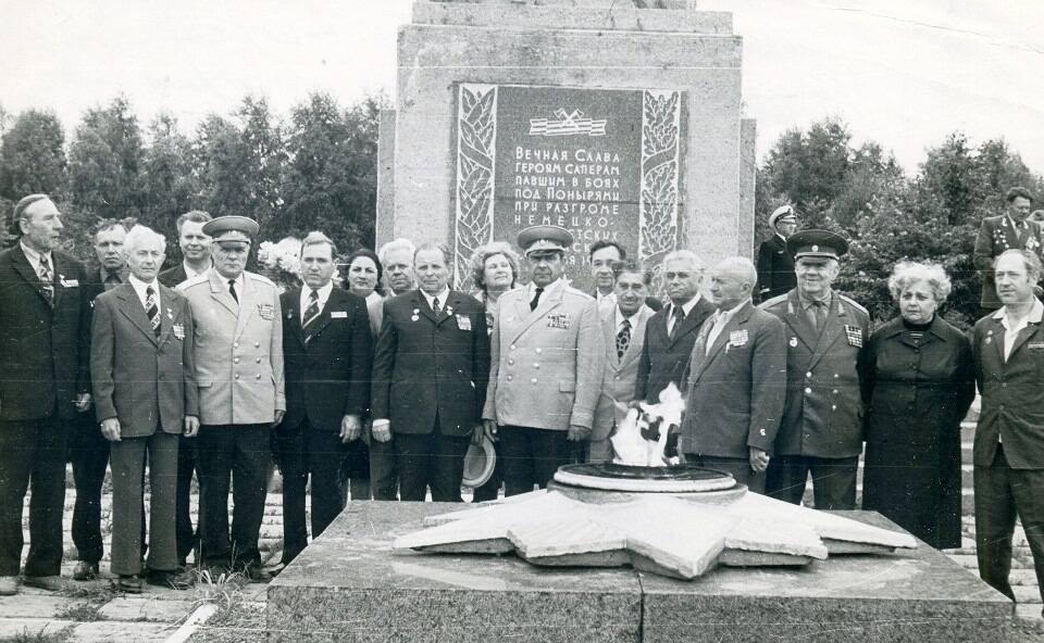 Фото: Ветераны 1-й инженерно- саперной бригады у памятника саперов во главе с генерал- лейтенантом Иоффе 5 июля 1978 год.