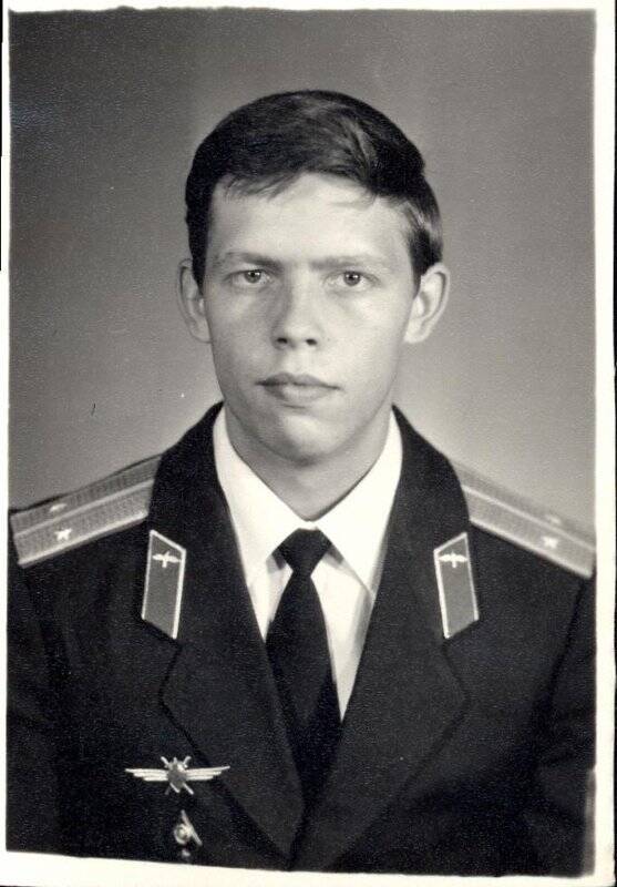 Фотография черно-белая. Лейтенант Соколов Сергей Александрович-выпускник Качинского высшего военного авиационного училища летчиков. Сфотографирован 5 октября 1980 года. Погрудный портрет.