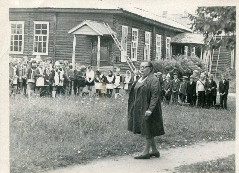 фотография Соломатиной В.К. с детьми у здания школы