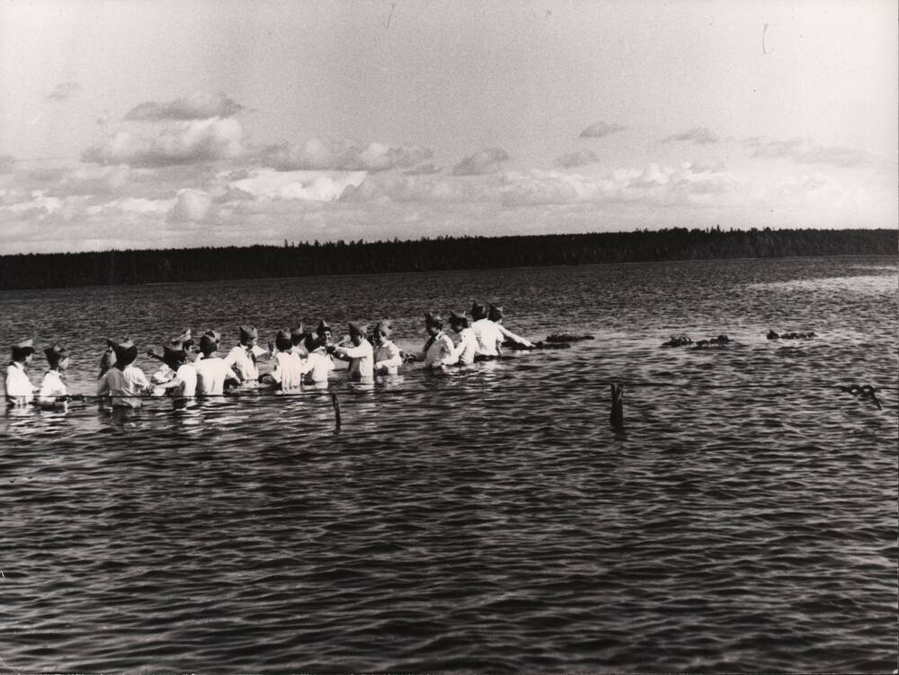 Фото лагерь Юность. Венки спущены на воду