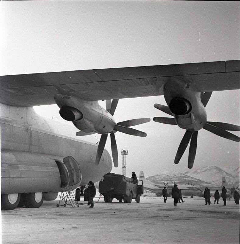Негатив. Ан-22 «Антей», самый большой самолёт в 1970-х гг., в аэропорту «Магадан-56 км». Из коллекции черно-белых негативов по теме Гражданская авиация Магаданской области в 1950-1980-е гг.