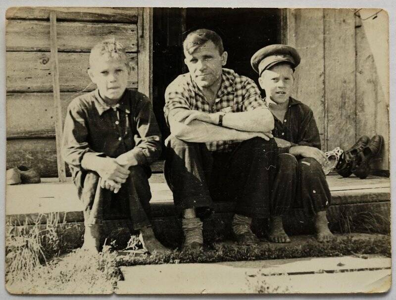 Фотография. Зворыгина Иван Филиппович с двумя сыновьями.