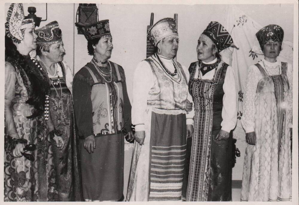 Фото групповое, черно-белое открытие выставки Крестьянский быт ХIХ - ХХ в. в. Выступление  ансамбля Сударушки. Фото 15 февраля  1997 года.