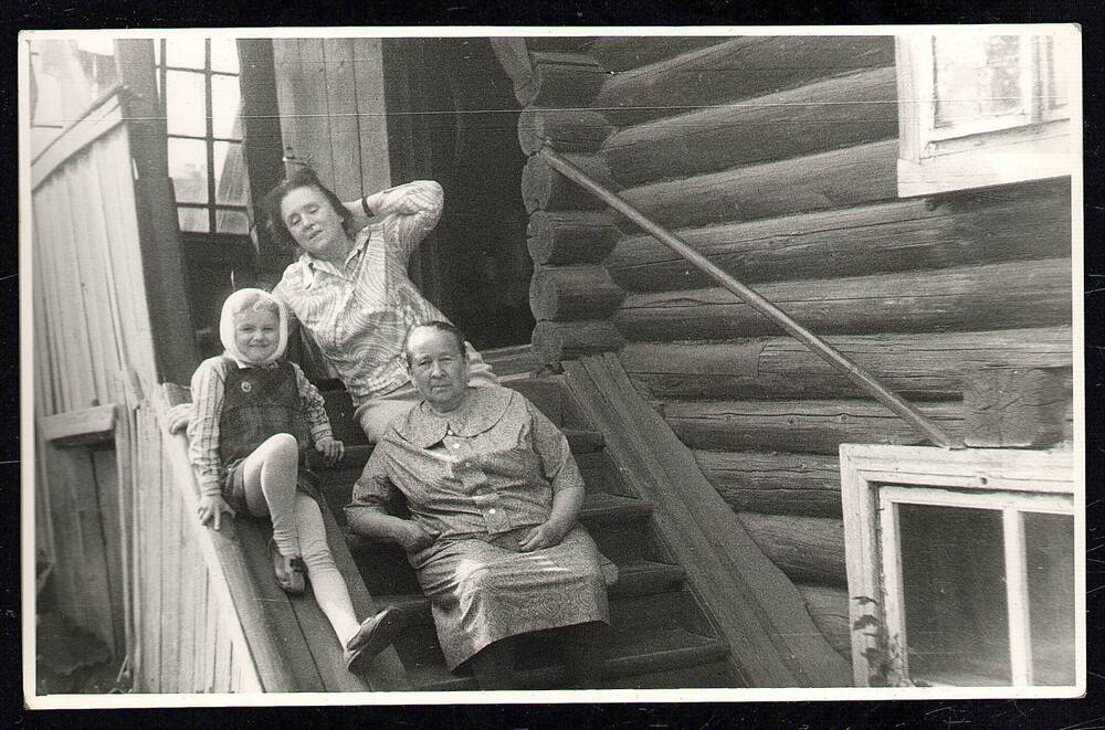 Фотография. Н.А. Мельникова с внучкой Ириной и тетей Н.В. Мельникова - Елизаветой Евлампиевной на крыльце её дома, г.Сарапул 1970-е гг.