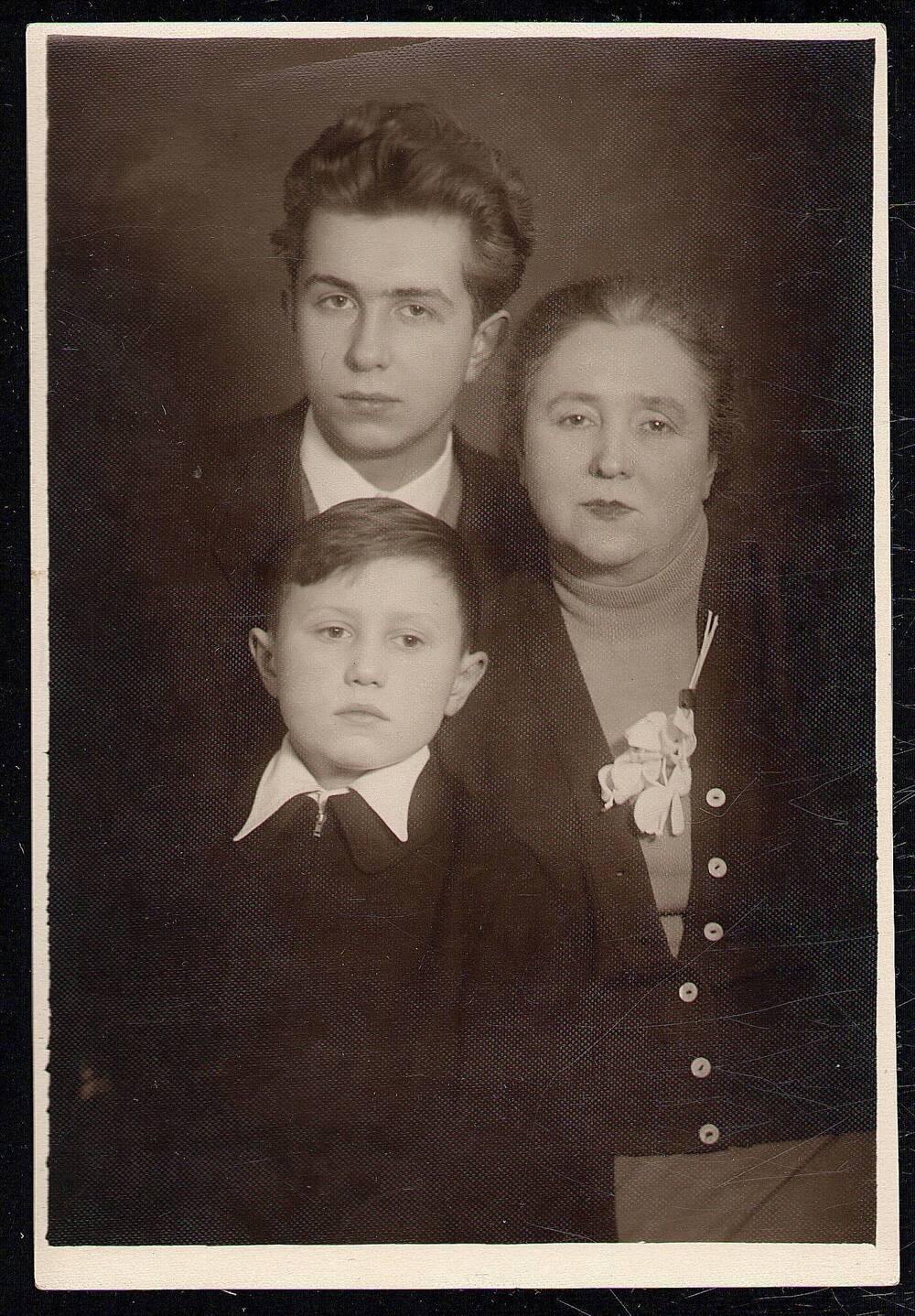 Фотография. Семья Мельникова: справа жена Н.А.Мельникова, слева на переднем плане младший сын Андрей, сзади старший сын Николай, 50-е годы.