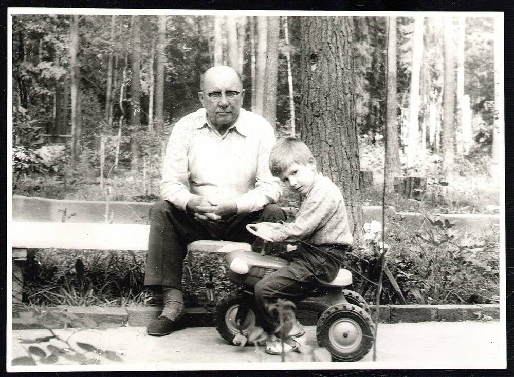 Фотография. Н.В. Мельников с внуком Ваней на даче в посёлке Жуковка, 1975 г.