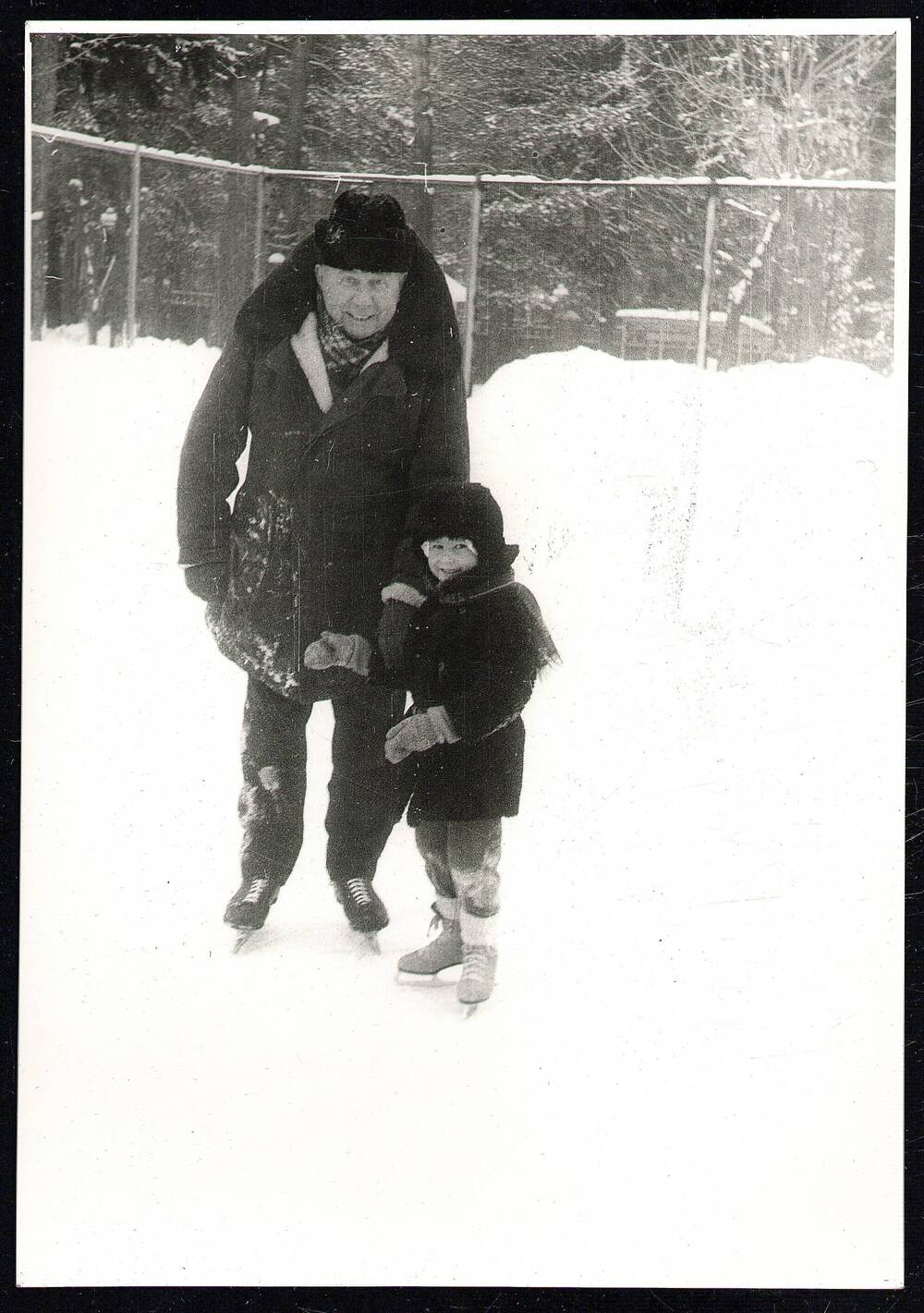 Фотография. Н.В. Мельников с внуком Ваней на катке в посёлке Жуковка, 1977 г.