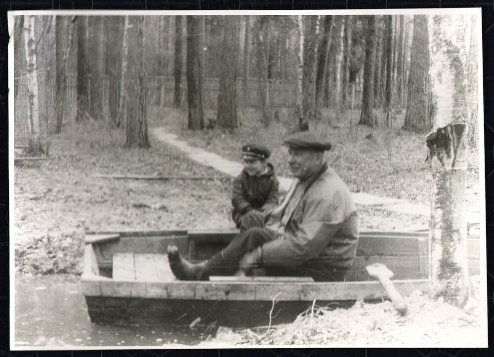 Фотография. Н.В. Мельников сидит в лодке. Рядом внук Ваня. Дача в посёлке Жуковка., 1976 г.