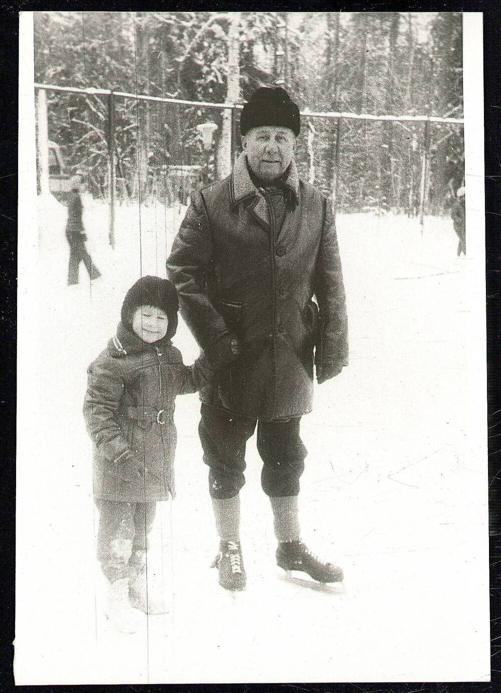 Фотография. Н.В. Мельников на катке с внуком Ваней в посёлке Жуковка. 70-е гг., середина.