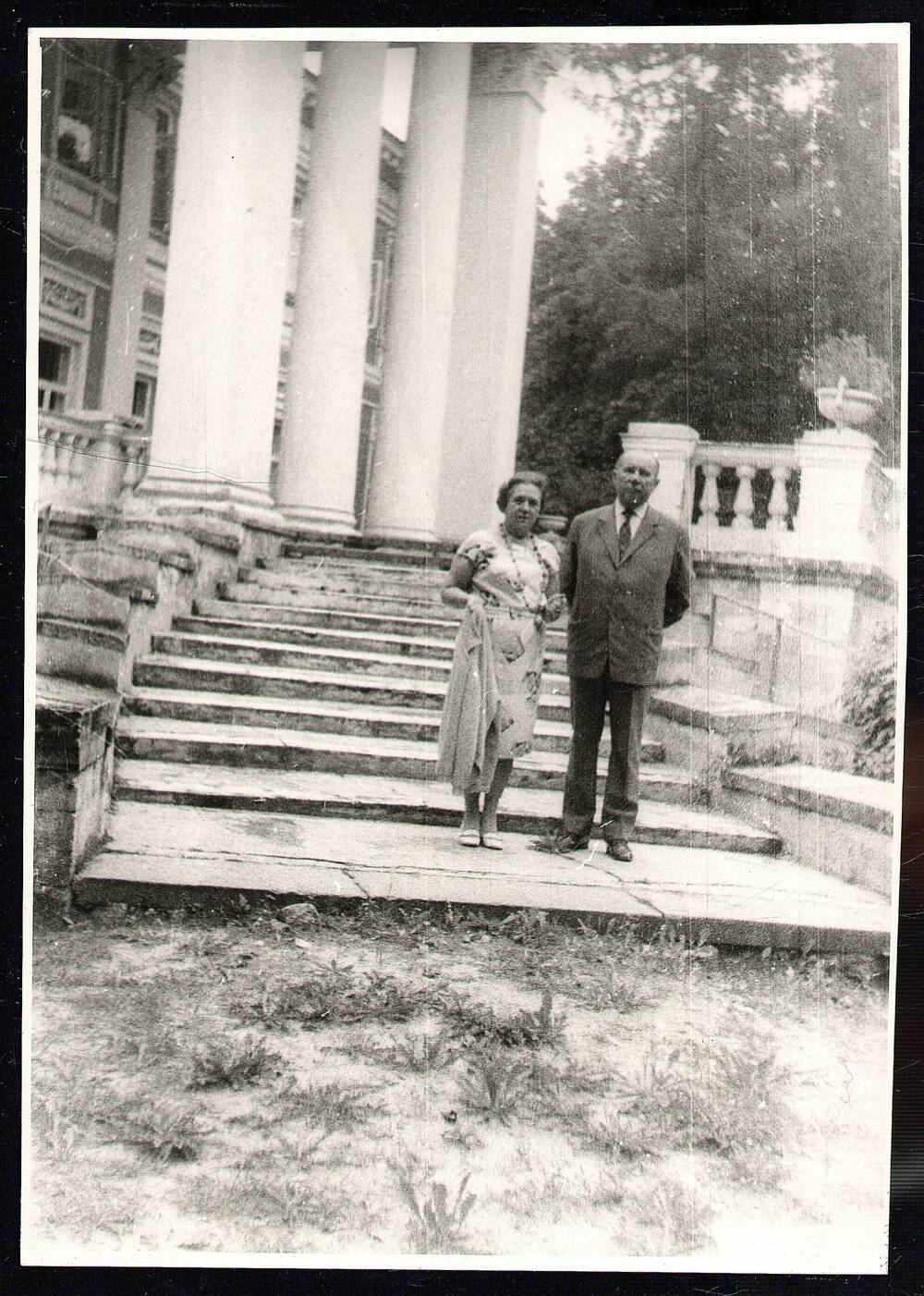 Фотография. Н.В. Мельников с женой Н.А. Мельниковой во время отдыха в санатории «Узкое», 1974 г.