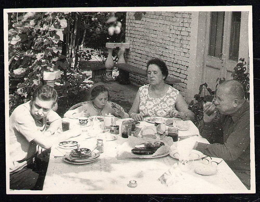Фотография. Н.В. Мельников на снимке справа с семьёй: жена, внучка, сын в саду на даче в посёлке Жуковка, 1967 г.