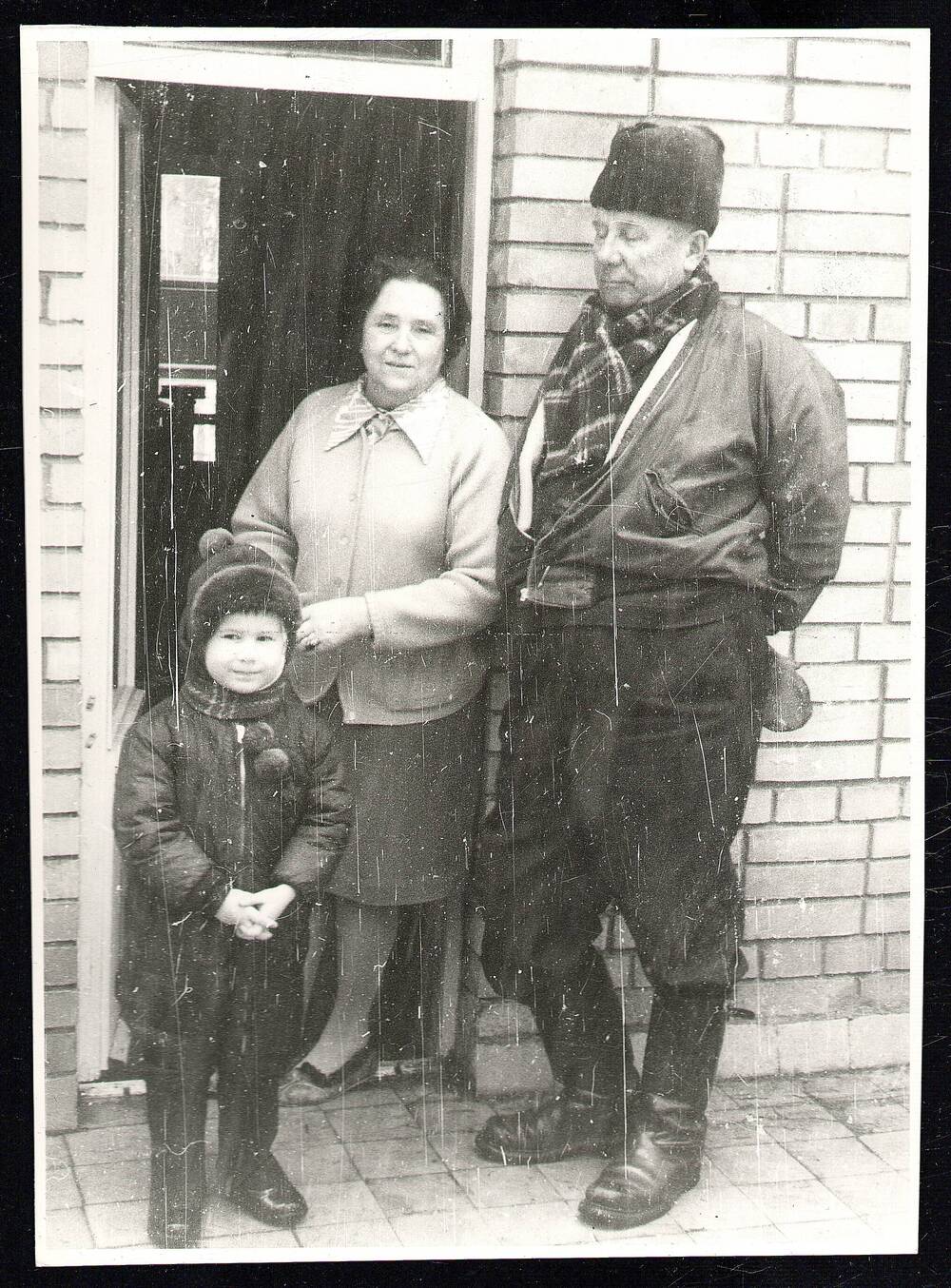 Фотография. Н.В. Мельников (на снимке справа) с женой Ниной Александровной и внуком Ваней на даче в Химках, Московской обл., 1967 г.