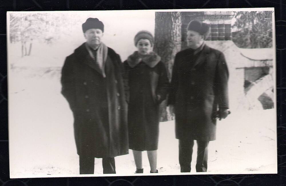 Фото.Групповой снимок супруги Мельниковы Н.А. и Н.В. на природе зимой, 1964 г., 5 л.