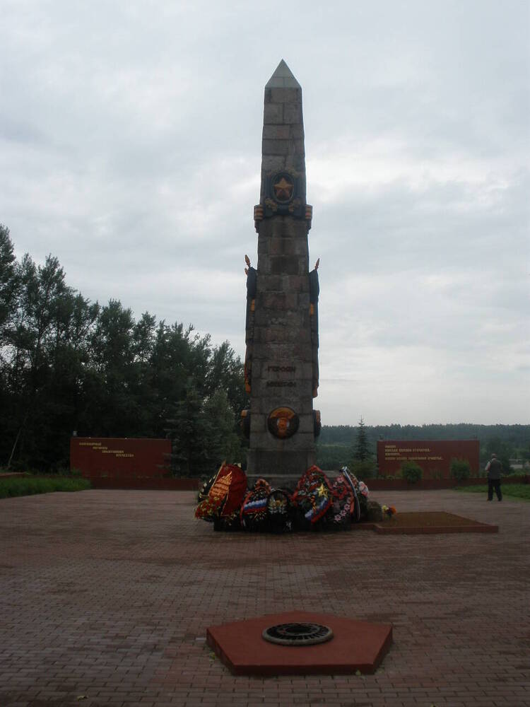 Старая рудня. Герои минеры мемориал Микулино. Микулино памятник минерам. Памятник в Микулино Руднянский район. Мемориальный комплекс шести героев-минеров в д. Микулино.