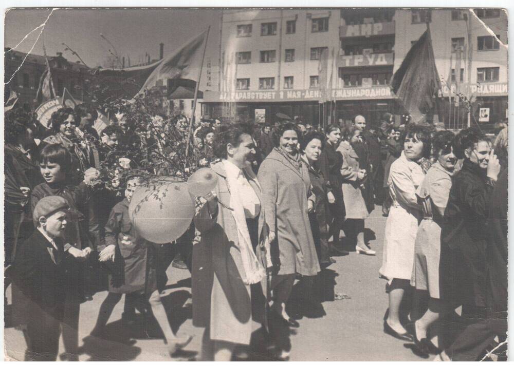 Фото. Егорова (Варакина) Антонина Дмитриевна на Первомайской демонстрации.