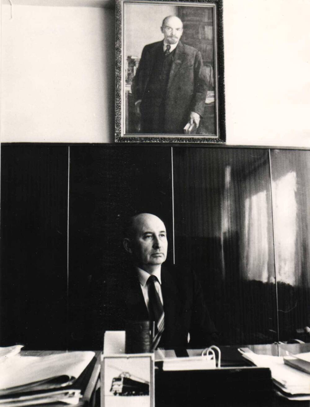 Фотография Директор Руднянского МКК Красильников Герман Иванович в рабочем кабинете, февраль 1991 г.