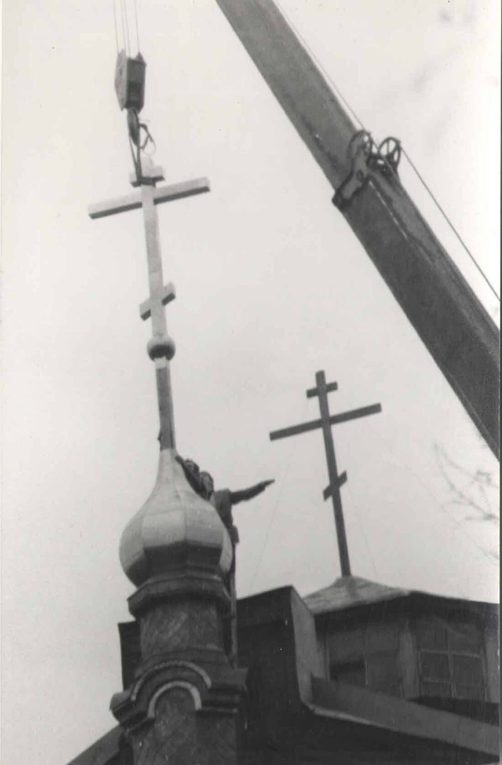 Фото. Поднятие алтарной главки и креста. Церковь Александра Невского. г. Курган.