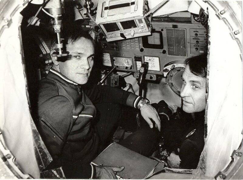 Фотография чёрно-белая. Космонавты Джанибеков В.А. и Макаров О.Г.
