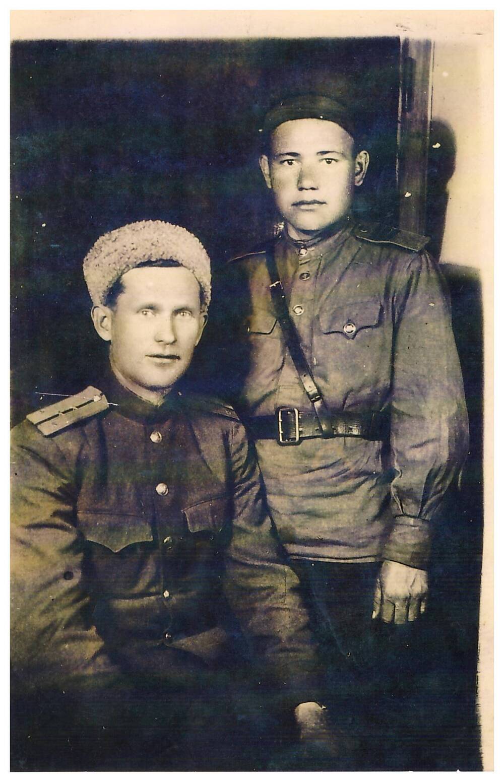 Фотография черно-белая. Щербаков Владимир Денисович (справа) со своим командиром