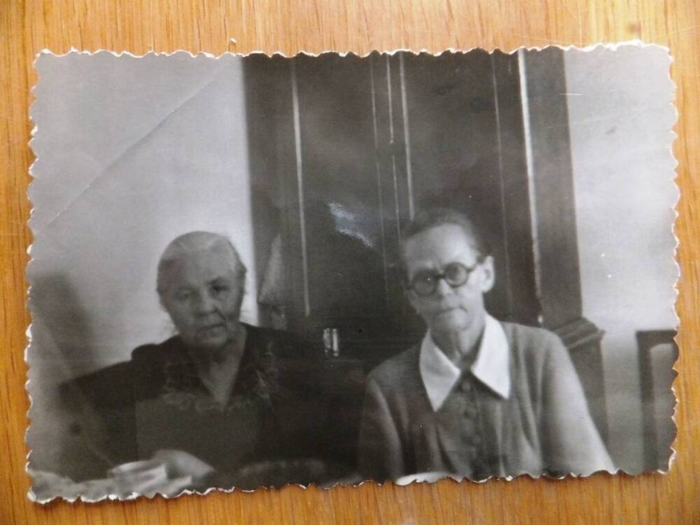 Фото. Репина Татьяна Васильевна (справа), 1960-е годы.