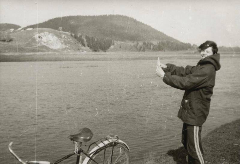 Фотография. Молодой человек на фоне горы Борок возле дер. Грибушино.
