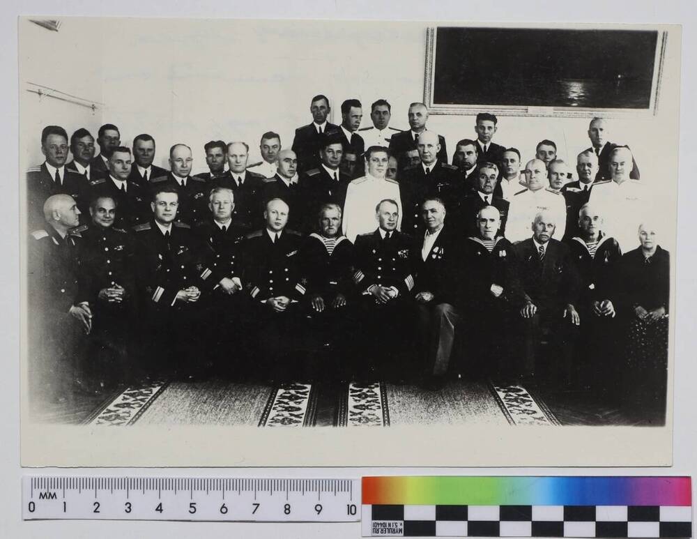 Фотоотпечаток. Офицеры из действующего состава Военно-морского флота СССР и ветераны Черноморского флота.
