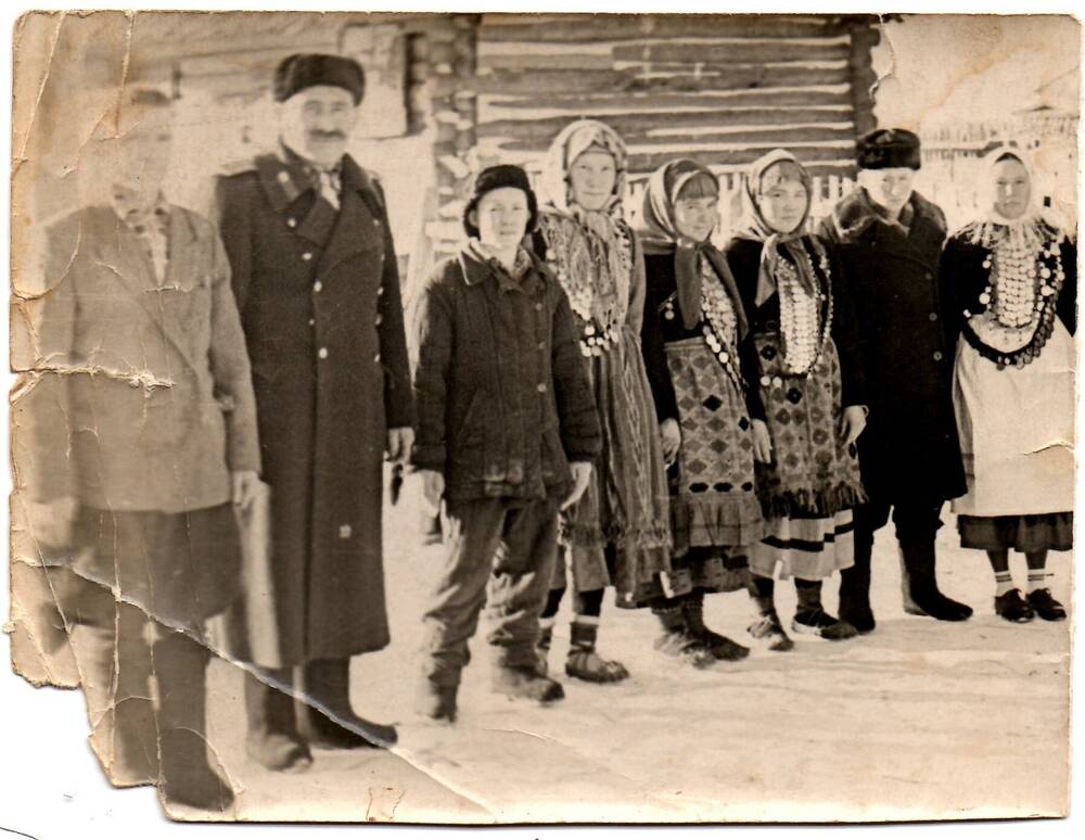 Фотография.Участники первого Бал-маскарада при Новоутчанском сельском клубе.