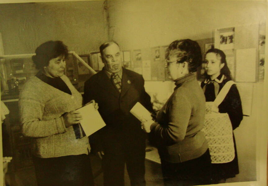Фото. Бодайбо, май 1982 г. Ф.А. Фомина обращается к собравшим с ответным словом вручение   М.А. Муравьёвой книги в память о Бодайбинском музее.