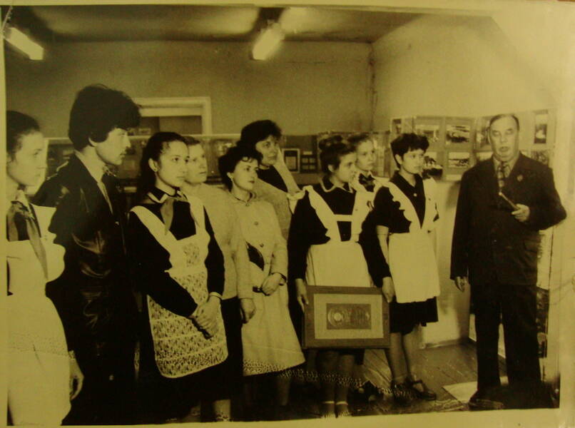 Фото. Верещагин В.Ф. с учениками школы в музее.