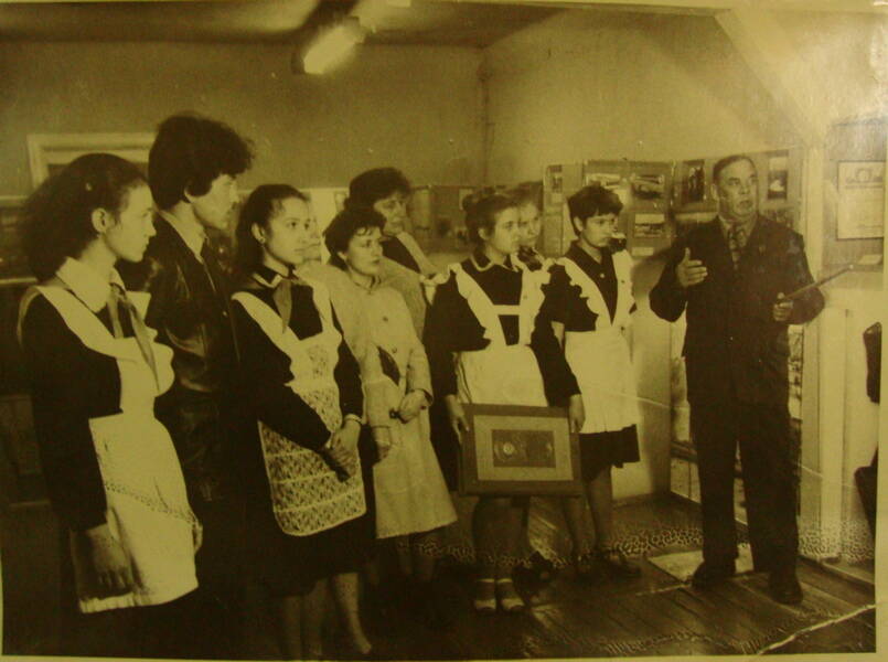 Фото. Бодайбо. Май 1982 г. После передачи альбома выпускников средней школы № 1, проводится экскурсия по музею. Экскурсовод Верещагин В.Ф.